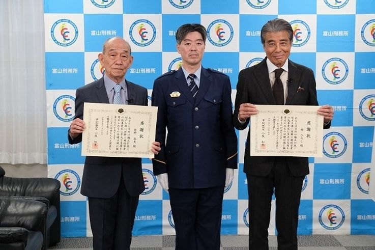 富山刑務所で講話を行い、感謝状が手渡された舘ひろしと笹野高史