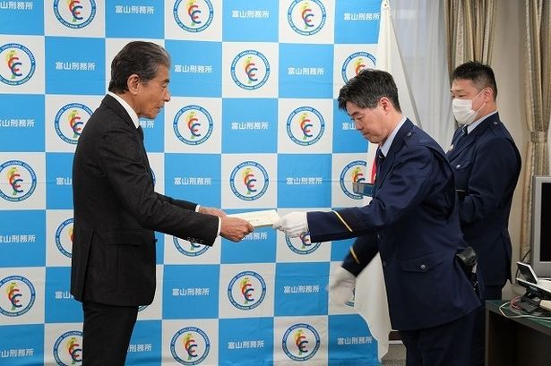 表彰状を受け取る舘ひろし