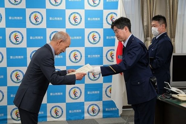 表彰状を受け取る笹野高史