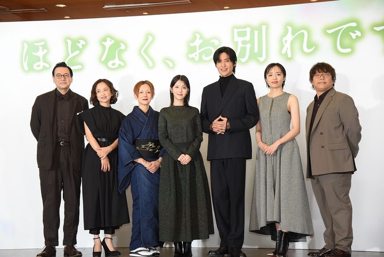 浜辺美波＆SnowMan目黒蓮、W主演の『ほどなく、お別れです』完成報告会で「浮ついていない雰囲気がいい」と褒められガッツポーズ