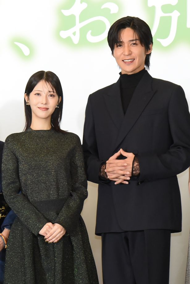 【写真を見る】「同世代の俳優の中でもっとも浮ついていないおふたりです」と紹介された浜辺美波と目黒蓮