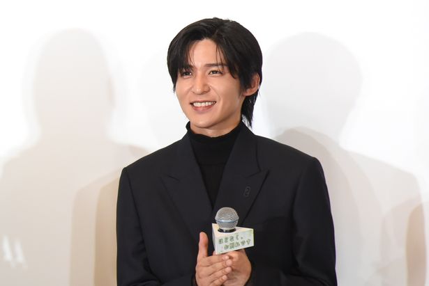 美空を厳しく指導する指南役の葬祭プランナー・漆原礼二を演じる目黒蓮