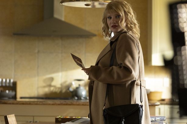 毎週木曜日にノックスの自宅を訪れるコールガールのアニー(ヨアンナ・クーリク)