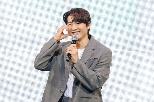 “頬ハート”ポーズなど愛嬌たっぷりで会場を沸かせたソン・ジュンギ