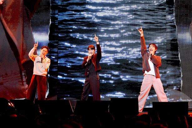 ファンのために次々と曲を披露