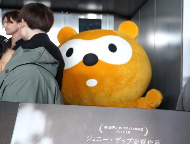 ジョニー・デップの登場を待ちながらもファンサを忘れないポンタ