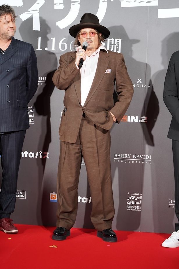 レッド・カーペットにジョニー・デップがすたがを見せると会場は割れんばかりの歓声と拍手に包まれた