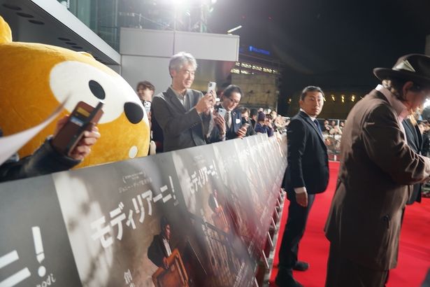 ジョニー・デップの背中を見つめるポンタ