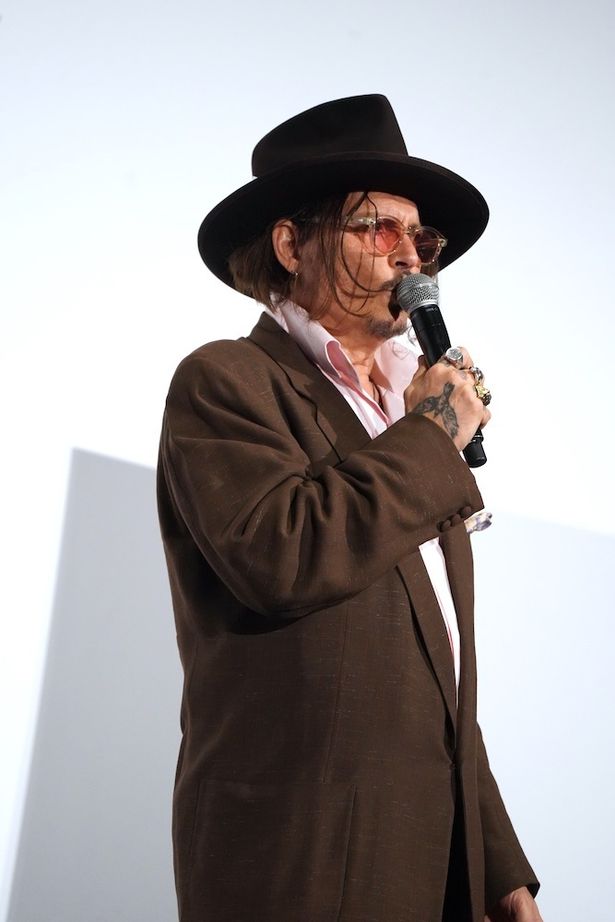 本作の監督を務めるきっかけを明かす場面も