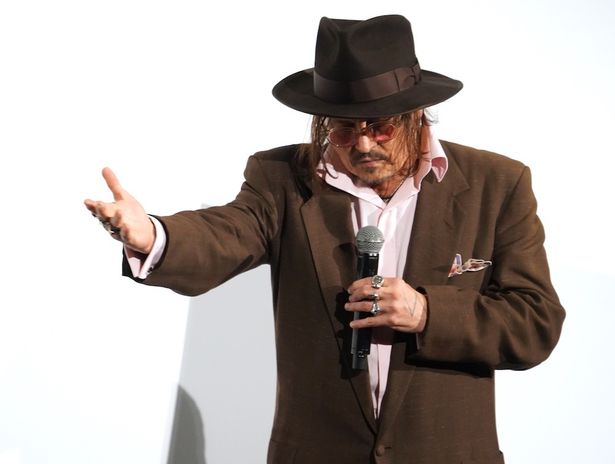 通訳を促すジョニー・デップ