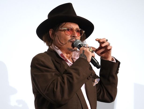 身振り手振りで映画制作の様子を伝えていた