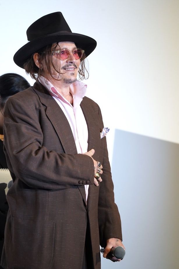 鳴り止まない歓声にと拍手にニッコリ