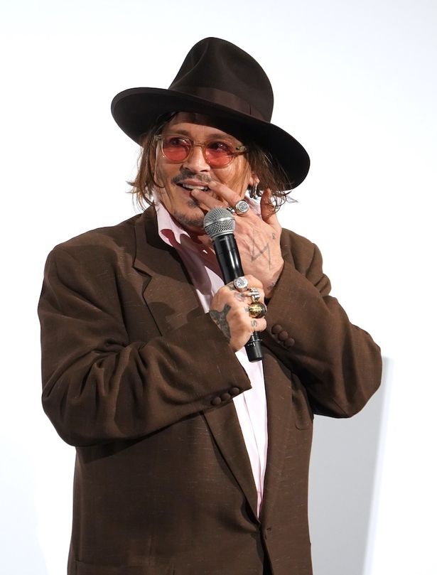 照れる仕草を見せるデップ