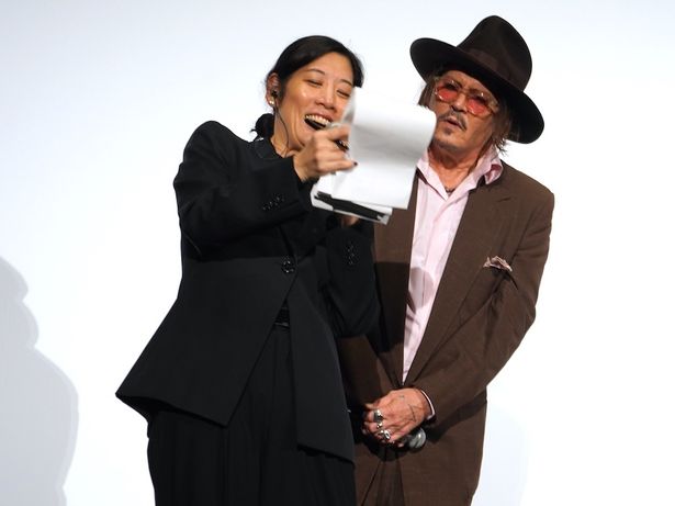 通訳さんのメモを覗き込むデップ