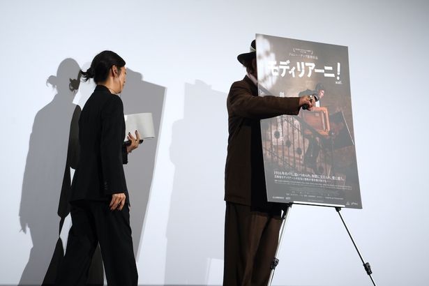 ポスターにマイクを向けるなどお茶目な仕草も見せていた