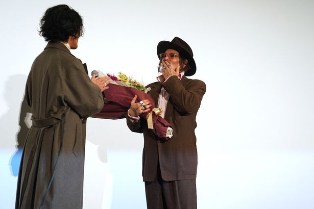  赤西の登場をデップも観客も大きな拍手で迎えていた