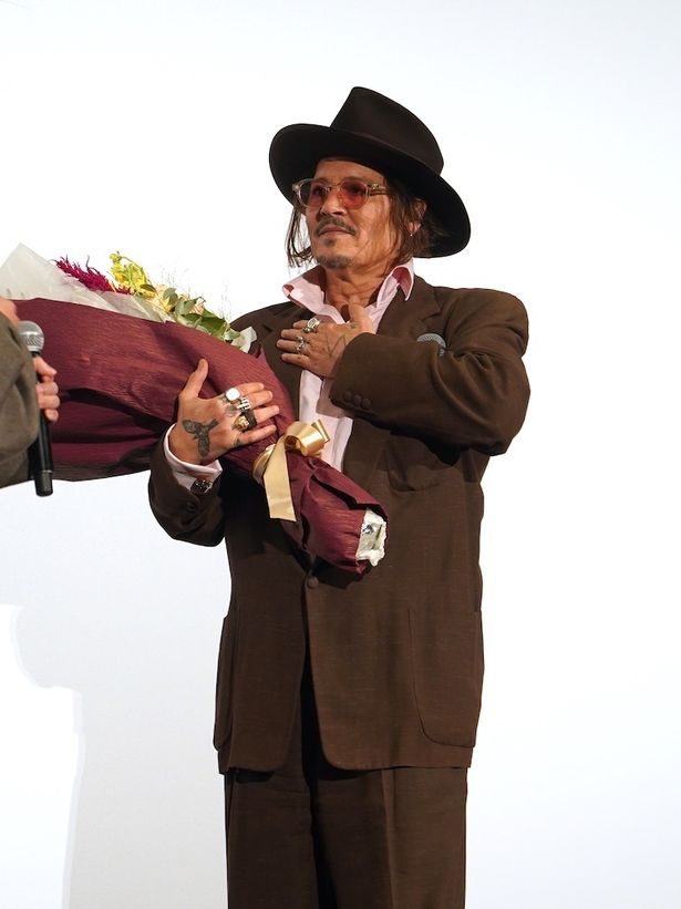 花束を見つめ「今日のゴハンはこれ！」とふざける場面も