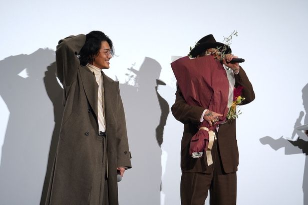 花束で顔を隠すデップ