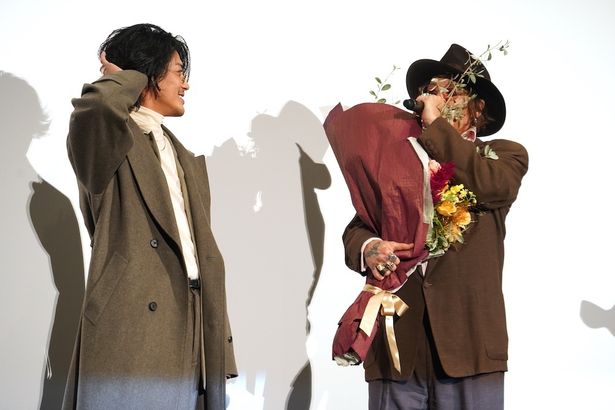 ちょっぴりふざけるデップに少し吹き出す赤西