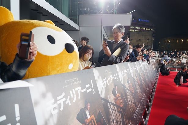 デップが逆サイドに歩いていく様子を見つめるポンタ