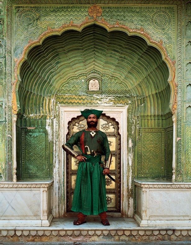 インド人が守る妻の部屋はシティ・パレスの美しい装飾が施された緑の門で撮影