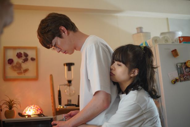 活発なアウトドア派のサチを岸井ゆきの、正義感が強くまじめでインドア派のタモツを宮沢氷魚が演じる