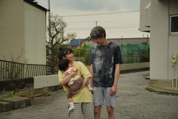 家族、パートナーとしての幸せな瞬間も随所に描かれている