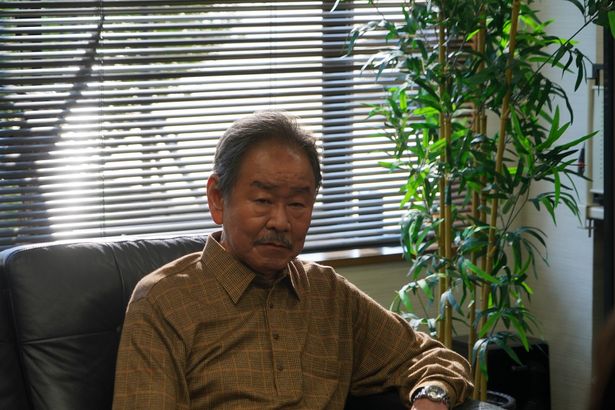 サチの顧客の一人、菅井は50年連れ添った妻から熟年離婚を言い渡されていた