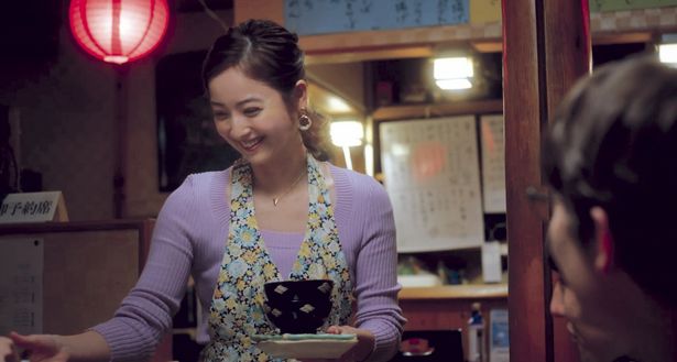佐々木希が演じたのは、タモツの故郷にある飲み屋の女将
