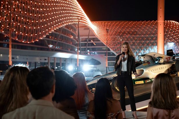 今回“フォー・ホースメン”が挑むのは、冷酷な“ダイヤの女王”！演じるのはロザムンド・パイク