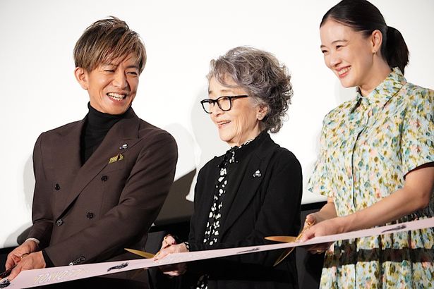【写真を見る】木村拓哉、倍賞千恵子と笑顔のテープカット！