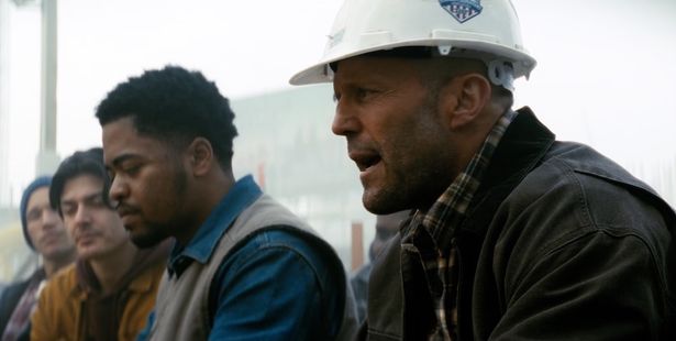 真剣な表情で現場監督としての仕事(Work)に取り組む主人公ケイド(ジェイソン・ステイサム)