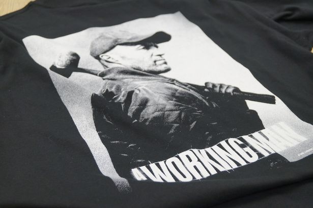 背面にはハンマーを持ったクールな現場ステイサムがプリントされている