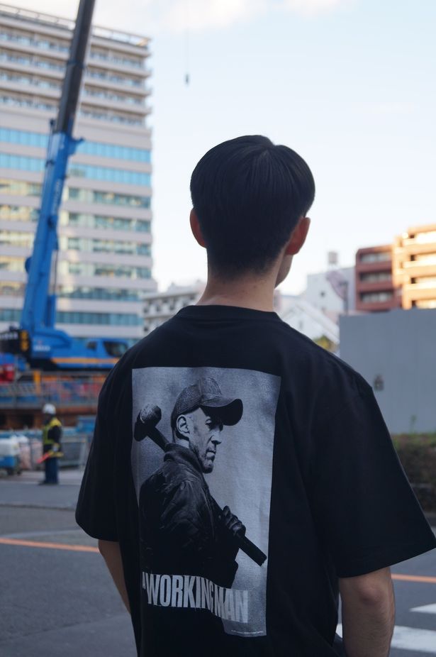 大迫力のバックプリントは何よりも雄弁