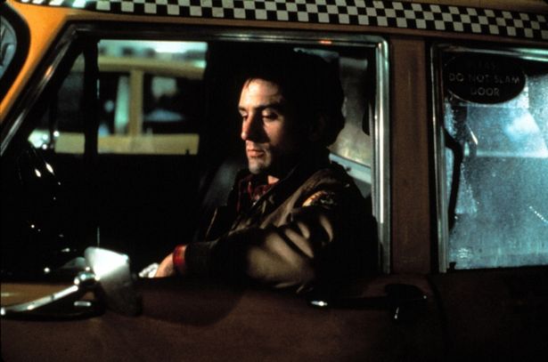 トラヴィスの姿を通して社会が抱える闇を映しだしていく(『タクシードライバー』)