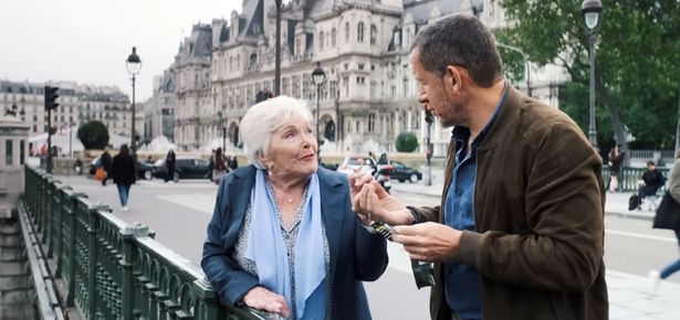 切羽詰まったタクシー運転手のシャルルが92歳のマドレーヌを介護施設まで送り届けることに(『パリタクシー』)