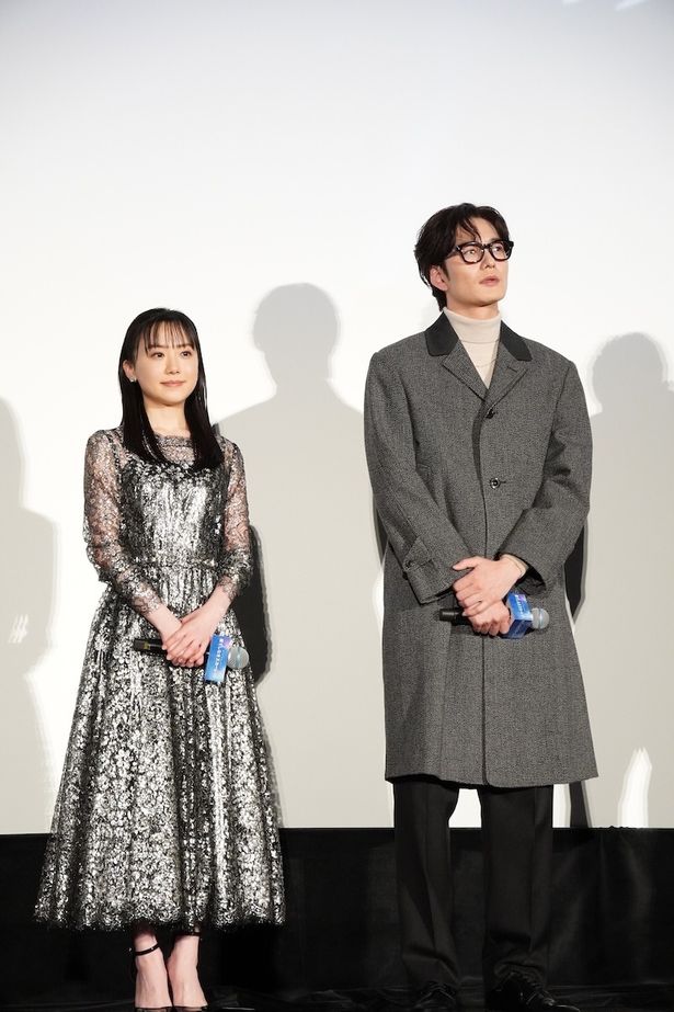 【写真を見る】芦田愛菜、ゴージャスに輝くシルバードレスで登場