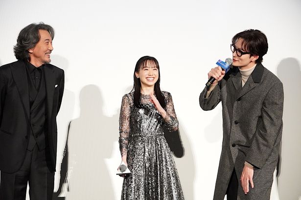 『果てしなきスカーレット』初日舞台挨拶の様子