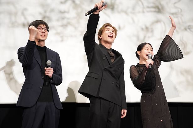 にぎやかに公開をお祝い！