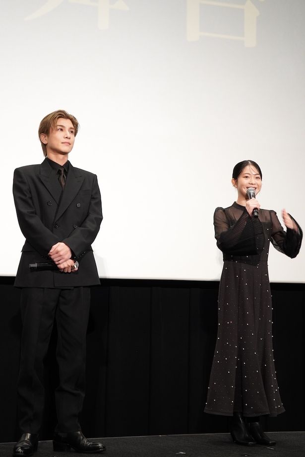 【写真を見る】シックなブラックコーデで登場した岩田剛典＆白鳥玉季