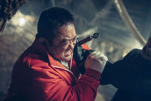 マ・ドンソクは強靭な肉体と力を持ち、悪魔祓いを生業とする会社の社長バウを演じる