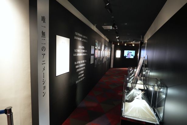 順路を進むと、まずは本編の名場面から切り取られた場面展示コーナーがお目見え