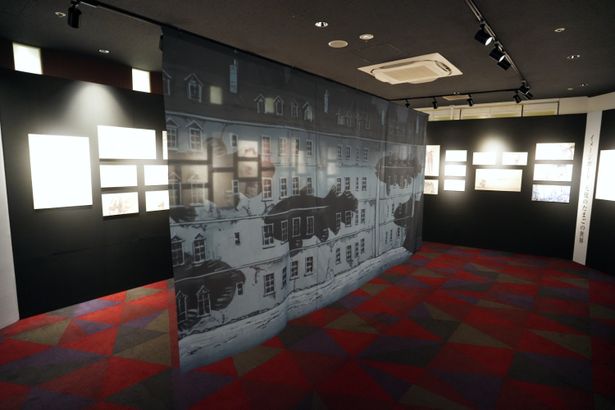 イメージボード展示コーナーの中心には、劇中でも印象的な「建物の壁面を泳ぐ魚の影」が！