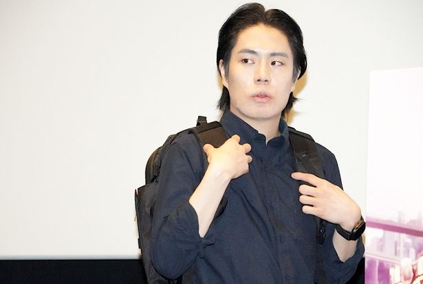 コーデだけでなく、視線や動きも完全再現！