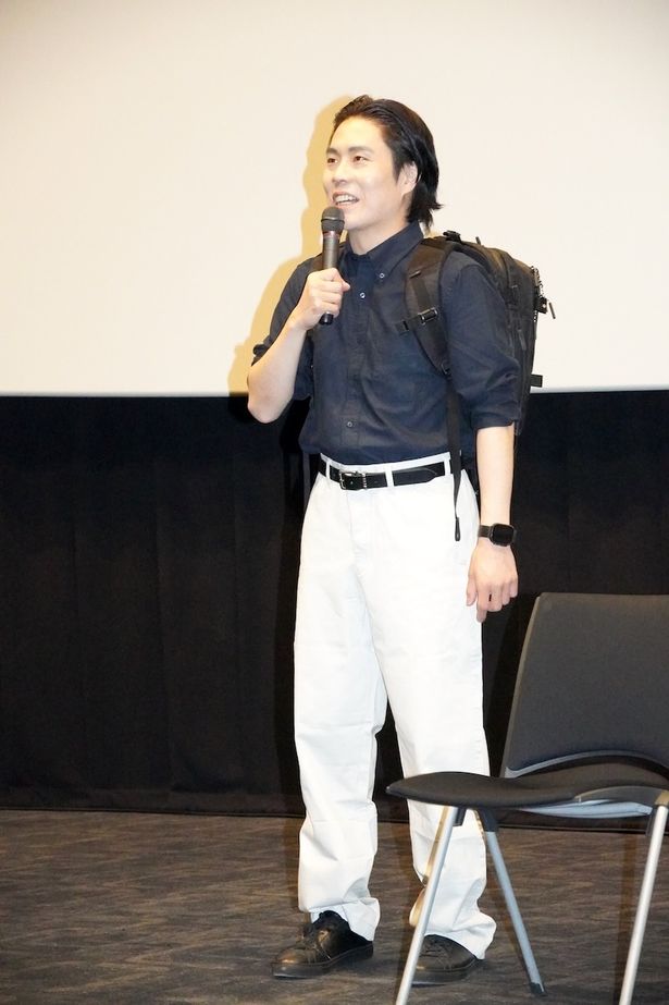 【写真を見る】令和ロマン・くるま、リュックの背負い方もポイント！『パスト ライブス／再会』の再現で会場を笑わせた