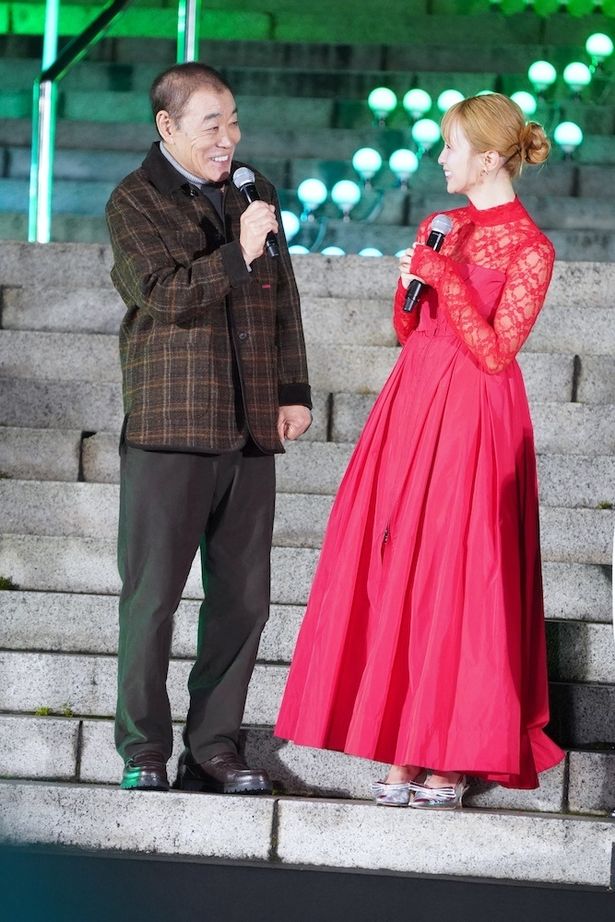 ガゼル役のDream Amiとヘイスース役の柄本明