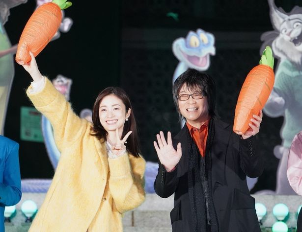 ニンジンを手にノリノリでポーズ