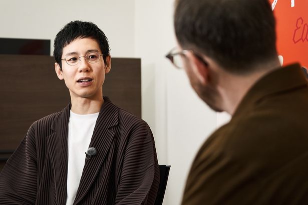 今年映画化も果たした「近畿地方のある場所について」など話題作を手掛けるホラー作家、背筋