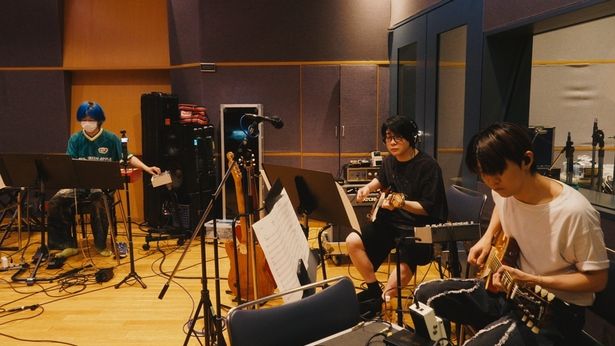 【写真を見る】真摯に音楽に、ミセスに向き合う3人(『MGA MAGICAL 10 YEARS DOCUMENTARY FILM ～THE ORIGIN～』)