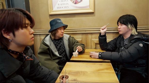 ジェラートを食べる3人(『MGA MAGICAL 10 YEARS DOCUMENTARY FILM ～THE ORIGIN～』)